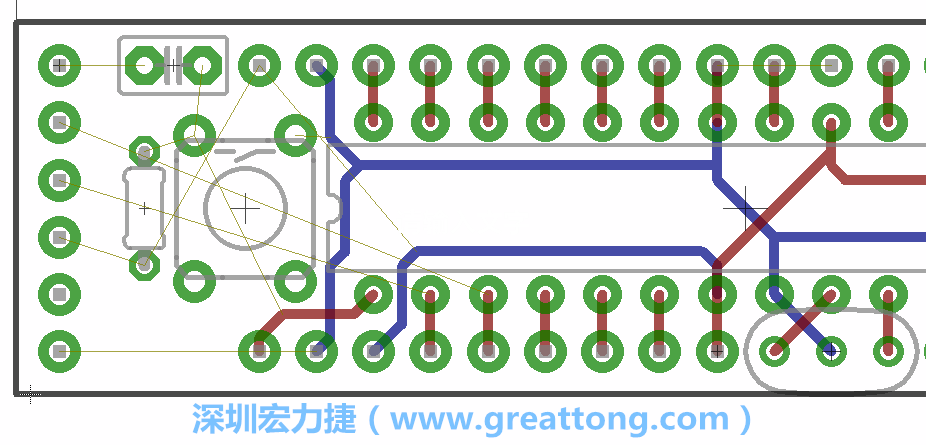 到目前為止，你應(yīng)該只剩下四個(gè)部分還未進(jìn)行布線(xiàn)，10K重置上拉電阻器、重置電容和1×6的序列排針。