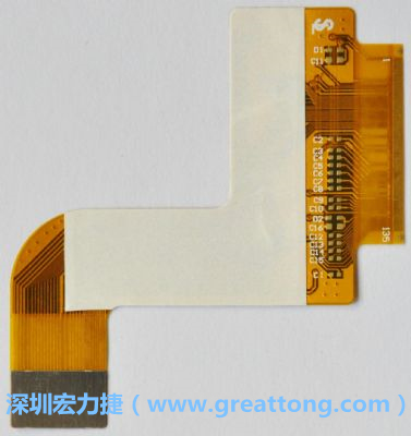 FPCB并非可無(wú)限制撓曲，為避免過(guò)度撓曲拉扯造成銅箔斷裂，一般在較長(zhǎng)條型板材會(huì)貼附補(bǔ)強(qiáng)貼片。