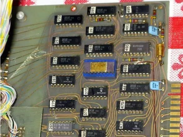 1972年開發(fā)的一塊基于Intel 8008的計(jì)算機(jī)中的印刷電路板。(資源來(lái)源：DigiBarn計(jì)算機(jī)博物館)